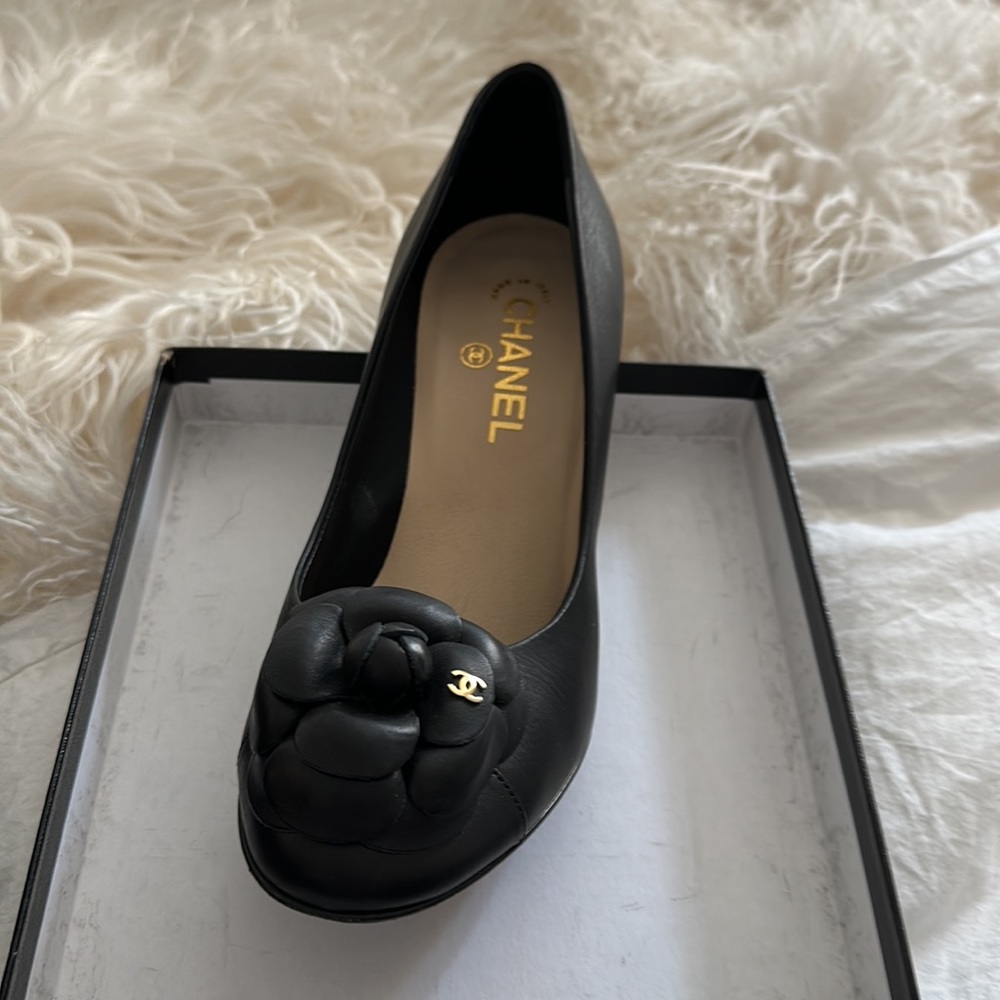 Authentic CHANEL Black Leather Heels with Floral Accent - Picture 10 of 13